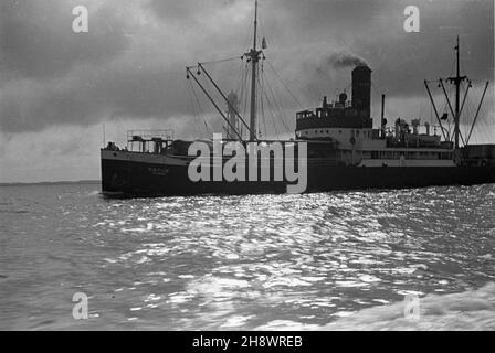 Stettin, 1946-01-01. Port Szczeciñski. NZ. Radziecki prom Piarnu (obecnie Estonia) na redzie. ms PAP Stettin, 1. Januar 1946. Der Seehafen. Im Bild: Sowjetische Fähre Piarnu (heute Estland) auf den Straßen des Hafens. ms PAP Stockfoto