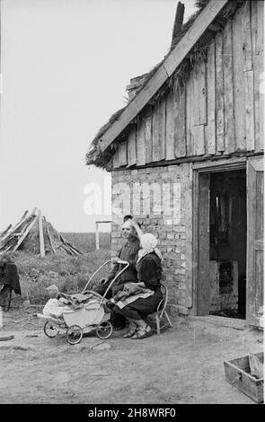 Okolice Warki, 1946. Pas zniszczeñ wojennych objêtych programmem Odbudowy Gospodarczej Terenów Zniszczonych po II wojnie œwiatowej. NZ. Rodzina przed swoim domem. gr PAP/Bogus³aw Lambach Dok³adny miesi¹c i dzieñ wydarzenia nieustalone. Warka Area, 1946. Das Gebiet der zerstörten Flächen, das durch das Programm des wirtschaftlichen Wiederaufbaus der Gebiete abgedeckt wird, die bis WW2 zerstört wurden. Im Bild: Eine Familie vor ihrem Haus. gr PAP/Boguslaw Lambach Stockfoto