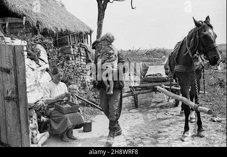 Okolice Warki, 1946. Pas zniszczeñ wojennych objêtych programmem Odbudowy Gospodarczej Terenów Zniszczonych po II wojnie œwiatowej. NZ. Rodzina przed wiejsk¹ chat¹. gr PAP/Bogus³aw Lambach Dok³adny miesi¹c i dzieñ wydarzenia nieustalone. Warka Area, 1946. Das Gebiet der zerstörten Flächen, das durch das Programm des wirtschaftlichen Wiederaufbaus der Gebiete abgedeckt wird, die bis WW2 zerstört wurden. Im Bild: Eine Familie vor einer Dorfhütte. gr PAP/Boguslaw Lambach Stockfoto