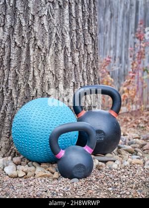 Schwere Eisen Kettlebells und Slam) oder Medizin) Ball in einem Hinterhof - Heimfitness-Konzept Stockfoto