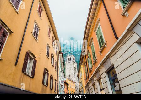 Riva del Garda, Italien - 22. September 2021: Bunte Straßen der schönen italienischen Stadt Riva am Fuße der Berge und am Gardasee Stockfoto