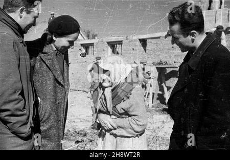 Okolice Warki, 1946-01-01. Zgodnie z programmem Odbudowy Gospodarczej Terenów Zniszczonych po II wojnie œwiatowej, przeprowadzane s¹ prace budowlane i porz¹dkowe we wsiach po³o¿Onych w pasie zniszczeñ. po/ms PAP/Jerzy Baranowski Warka, 1. Januar 1946. Entsprechend dem UN-Programm für den wirtschaftlichen Wiederaufbau zerstörter Gebiete helfen nach WW2 Bürger beim Wiederaufbau und der Organisation von Dörfern in zerstörten Gebieten. po/ms PAP/Jerzy Baranowski Stockfoto