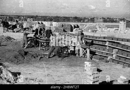 Okolice Warki, 1946-01-01. Zgodnie z programmem Odbudowy Gospodarczej Terenów Zniszczonych po II wojnie œwiatowej, przeprowadzane s¹ prace budowlane i porz¹dkowe we wsiach po³o¿Onych w pasie zniszczeñ. NZ. produccja cegie³. po/ms PAP/Jerzy Baranowski Warka, 1. Januar 1946. Entsprechend dem UN-Programm für den wirtschaftlichen Wiederaufbau zerstörter Gebiete helfen nach WW2 Bürger beim Wiederaufbau und der Organisation von Dörfern in zerstörten Gebieten. Abgebildet: Ziegelherstellung. po/ms PAP/Jerzy Baranowski Stockfoto