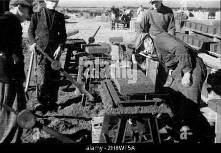 Okolice Warki, 1946-01-01. Zgodnie z programmem Odbudowy Gospodarczej Terenów Zniszczonych po II wojnie œwiatowej, przeprowadzane s¹ prace budowlane i porz¹dkowe we wsiach po³o¿Onych w pasie zniszczeñ. NZ. produccja cegie³. po/ms PAP/Jerzy Baranowski Warka, 1. Januar 1946. Entsprechend dem UN-Programm für den wirtschaftlichen Wiederaufbau zerstörter Gebiete helfen nach WW2 Bürger beim Wiederaufbau und der Organisation von Dörfern in zerstörten Gebieten. Abgebildet: Ziegelherstellung. po/ms PAP/Jerzy Baranowski Stockfoto