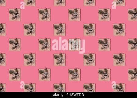 Weihnachtsmuster mit Weihnachtsgeschenk für Hintergrund Stockfoto