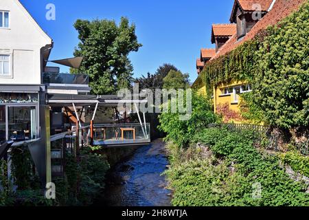 Stainz, Österreich - 23. September 2021: Café-Restaurant mit Sitzbereich über dem Fluss, genannt Mühle Stockfoto