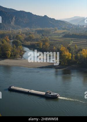 Wiessenkirchen, Österreich - 07. November 2021: Schiff auf der donau bei Weissenkirchen Wachau Österreich an einem sonnigen Herbsttag Stockfoto