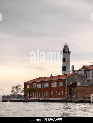 Murano, Italien - 28. Oktober 2021: Leuchtturm von Murano an einem bewölkten Tag im Herbst, Stockfoto