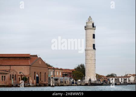 Murano, Italien - 28. Oktober 2021: Leuchtturm von Murano an einem bewölkten Tag im Herbst, Stockfoto