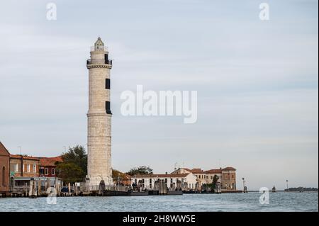 Murano, Italien - 28. Oktober 2021: Leuchtturm von Murano an einem bewölkten Tag im Herbst, Stockfoto