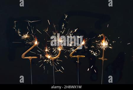 Auf Wiedersehen 2021! Wunderkerzen Dekoration auf dunklem Hintergrund Stockfoto