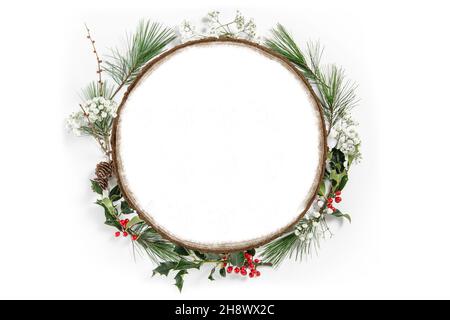 Weißes Holzschild mit Weihnachtskranz-Verzierung Stockfoto