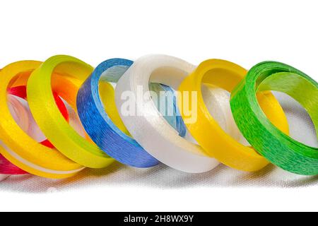 Mehrfarbige Bänder auf weißem Hintergrund Stockfoto