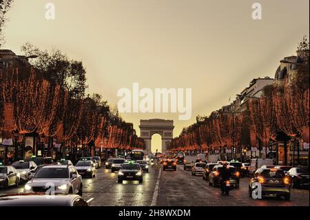 France, Paris (75) 8th Arrondissement, 2021 Weihnachtsbeleuchtungen, Champs Elysees Avenue und Arc de Triomphe Stockfoto