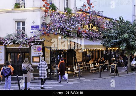 France, Paris (75) 18th Arrondissement, 2021 Weihnachtsbeleuchtungen, Abbesses Montmartre, Le Vrai Paris Café und Restaurant Stockfoto