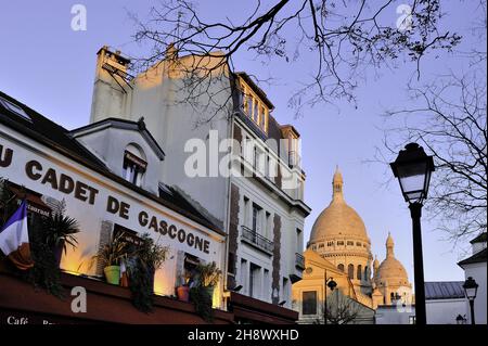 France, Paris (75) 18th Arrondissement, Montmartre, Place du Tertre und Basilika Sacre Coeur. Restaurant Au Cadet de Gascogne Stockfoto