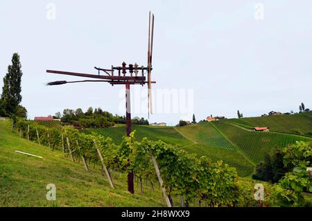 Österreich, traditionelle Klapotetz Vogelscheuche und Weinberge an den steilen Hängen an der steirischen Weinstraße ist die hügelige Landschaft auch als die bekannt Stockfoto