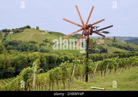 Österreich, traditionelle Klapotetz Vogelscheuche und Weinberge an den steilen Hängen an der steirischen Weinstraße ist die hügelige Landschaft auch als die bekannt Stockfoto