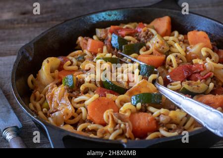Pfanne mit Makkaroni, Gemüse und Hackfleisch Stockfoto