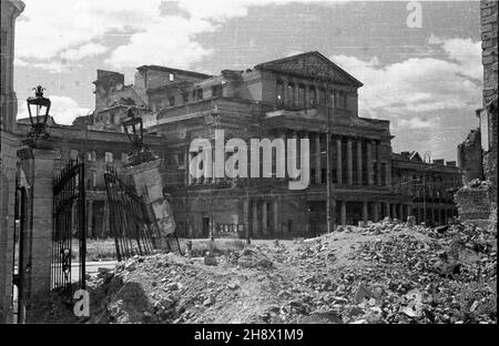 Warszawa, 1946. Teatr Wielki, zosta³ zbombardowany i uleg³ niemal ca³kowitemu zniszczeniu podczas oblê¿enia Warszawy w 1939 r. Pozosta³a jedynie oryginalna klasycystyczna fasada gmachu. gr PAP/Jerzy Baranowski Dok³adny miesi¹c i dzieñ wydarzenia nieustalone. Warschau, 1946. Das große Theater wurde während der Belagerung Warschaus im Jahr 1939 beschossen und fast vollständig zerstört. Links war nur die ursprüngliche klassizistische Fassade des Gebäudes. gr PAP/Jerzy Baranowski Stockfoto