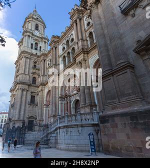 Malaga Spanien - 09 15 2021: Blick an der Vorderfassade auf die Kathedrale von Málaga oder die Kathedrale Santa Iglesia Basílica de la Encarnación und den Obispo-Platz wi Stockfoto