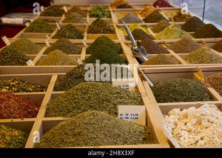 Viele verschiedene trockene Gewürze auf dem offenen Markt in Italien Stockfoto