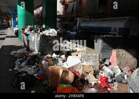 Beirut, Libanon. 02nd Dez 2021. Verschütteter Müll, gesehen in Bourj Hammoud, Beirut, Libanon, 2. Dezember 2021. Libanesische Medien berichteten, dass die Müllsammlung in Beirut und im Libanon gestoppt wurde, was zu einer neuen Müllkrise im Land führen könnte. Die Medien sagten, dass die Unternehmen City Blu und Ramco die Sammlung aus Protest gegen „das Versäumnis, die Verträge zu begleichen“ eingestellt haben. (Foto: Elisa Gestri/Sipa USA) Quelle: SIPA USA/Alamy Live News Stockfoto