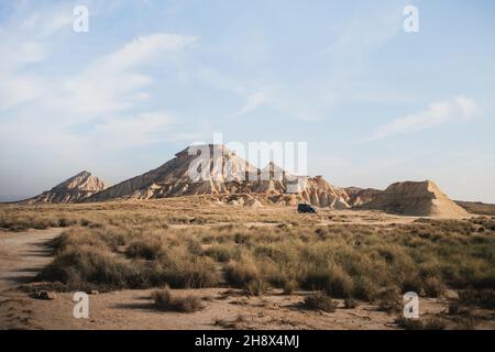 Malerischer Blick auf Van in sandigem Gelände im Naturpark Bardenas Reales in der Provinz Navarra in Spanien Stockfoto