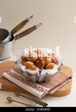Von oben frittierten Beignets Donut auf Holztablett auf Tisch in der Küche gelegt Stockfoto