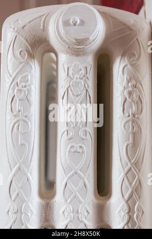 Die letzten Details auf einem gusseisernen Heizkörper in einem französischen Schloss in La Loire Stockfoto