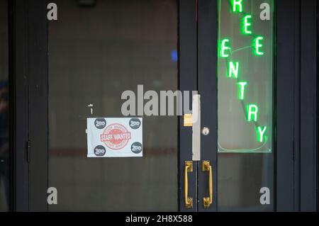 Am 12. Mai 2021 ist in einer Bar im Zentrum von London ein Schild mit dem Namen „Staff Wanted“ zu sehen. Stockfoto