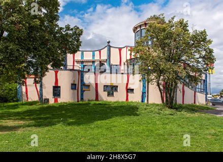 Autobahnrestaurant und -Tankstelle Bad Fischau entworfen von Hundertwasser, Österreich Stockfoto