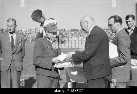 Warszawa, 1946. Wrêczanie nagród po meczu pi³karskim na stadionie Legii. ps/pp PAP/Stanis³aw D¹browiecki Warschau, 1946. Präsentation der Preise nach einem Fußballspiel im Legia-Stadion. ps/pp PAP/Stanislaw Dabrowiecki Stockfoto