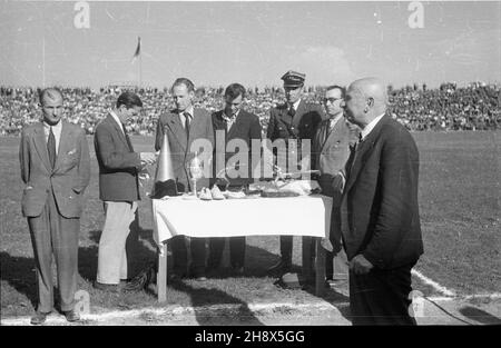 Warszawa, 1946. Wrêczanie nagród po meczu pi³karskim na stadionie Legii. ps/pp PAP/Stanis³aw D¹browiecki Warschau, 1946. Präsentation der Preise nach einem Fußballspiel im Legia-Stadion. ps/pp PAP/Stanislaw Dabrowiecki Stockfoto