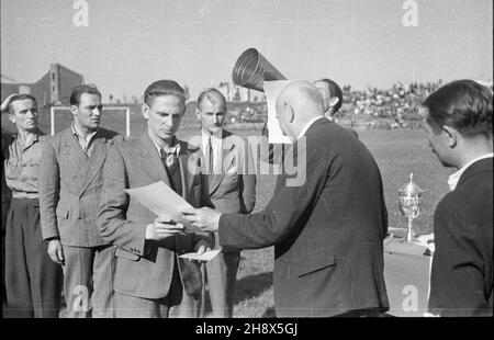 Warszawa, 1946. Wrêczanie nagród po meczu pi³karskim na stadionie Legii. ps/pp PAP/Stanis³aw D¹browiecki Warschau, 1946. Präsentation der Preise nach einem Fußballspiel im Legia-Stadion. ps/pp PAP/Stanislaw Dabrowiecki Stockfoto