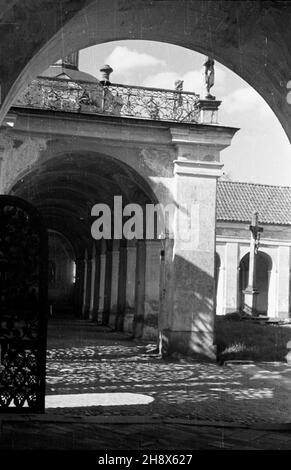 Œwiêta Lipka, 1946. Sanktuarium Maryjne, obiekt zabytkowy z póŸnego baroku w Polsce. NZ. kru¿ganki. gr. PAP/Jerzy Baranowski Swieta Lipka, 1946. Das Marienheiligtum aus dem späten Barroque. Im Bild: Der Kreuzgang. gr PAP/Jerzy Baranowski Stockfoto