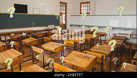 Digitales zusammengesetztes Bild von Fragezeichen über dem Klassenzimmer mit leeren Holztischen und Bänken Stockfoto