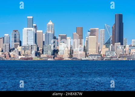 Seattle, WA - USA - 23. September 2021: Horizontaler Blick auf die Skyline von Seattle in der Innenstadt und die Uferpromenade; Hervorhebung des Columbia Center, F5 Tower, Washingt Stockfoto