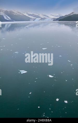 Nebliger blauer Himmel über dem College Fjord Glacier in Alaska Stockfoto