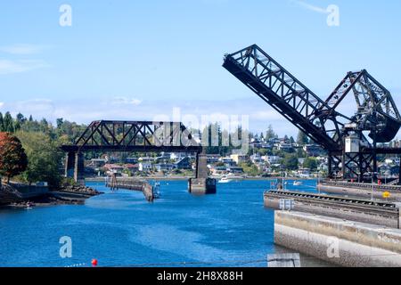 Seattle, WA - USA - 23. September 2021: Blick auf die Salmon Bay Bridge, auch bekannt als Bridge No. 4, eine Strauss Heel-Trunnion einblättrige Bascule Bridge. Befindet Stockfoto