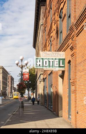Seattle, WA - USA - 23. September 2021: Vertikale Ansicht des Cadillac Hotels, einem dreistöckigen viktorianischen Gebäude aus italienischem Stil, Backstein, Suchen Stockfoto