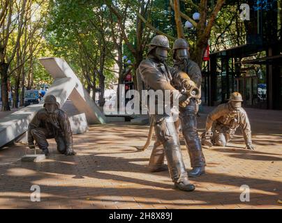 Seattle, WA - USA - 23. September 2021: Horizontale Ansicht des Memorial to Fallen Firefighters in im The West Park, Seattle. Gefallene Feuerwehrleute Memoria Stockfoto