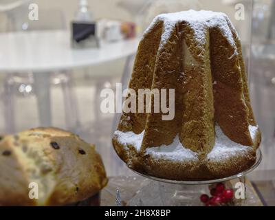 Weihnachtskonzept: Der Pandoro, ein typisch italienisches Dessert mit Butter, Eiern und Zucker Stockfoto