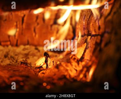 Offene Flammen im Kachelofen Stockfoto