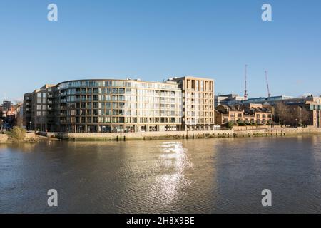 Die Themse mit Blick auf die Riverside Studios, Queen Caroline Street, Hammersmith, London, W6, England, Großbritannien Stockfoto