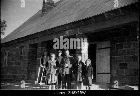 Okolice Warki, 1946-01-01. Zgodnie z programmem Odbudowy Gospodarczej Terenów Zniszczonych po II wojnie œwiatowej, przeprowadzane s¹ prace budowlane i porz¹dkowe we wsiach po³o¿Onych w pasie zniszczeñ. NZ. Nowozbudowany budynek gospodarczy. po/ms PAP/Jerzy Baranowski Warka, 1. Januar 1946. Entsprechend dem UN-Programm für den wirtschaftlichen Wiederaufbau zerstörter Gebiete helfen nach WW2 Bürger beim Wiederaufbau und der Organisation von Dörfern in zerstörten Gebieten. Bild: Ein neues Landwirtschaftsgebäude. po/ms PAP/Jerzy Baranowski Stockfoto