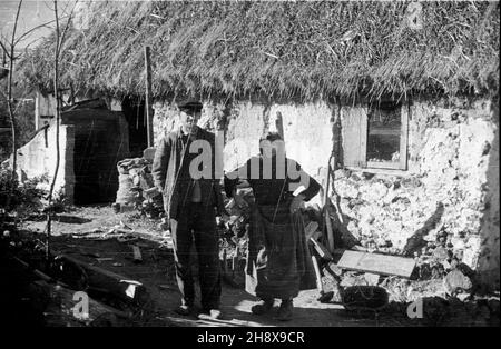 Okolice Warki, 1946-01-01. Zgodnie z programmem Odbudowy Gospodarczej Terenów Zniszczonych po II wojnie œwiatowej, przeprowadzane s¹ prace budowlane i porz¹dkowe we wsiach po³o¿Onych w pasie zniszczeñ. NZ. ch³opi przzniszczonym gospodarstwem. po/ms PAP/Jerzy Baranowski Warka, 1. Januar 1946. Entsprechend dem UN-Programm für den wirtschaftlichen Wiederaufbau zerstörter Gebiete helfen nach WW2 Bürger beim Wiederaufbau und der Organisation von Dörfern in zerstörten Gebieten. Im Bild: Bauern auf einem zerstörten Bauernhof. po/ms PAP/Jerzy Baranowski Stockfoto