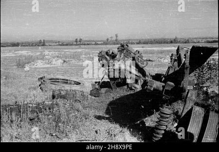 Okolice Warki, 1946-01-01. Wraki dzia³ i pojazdów we wsi w okolicach Warki nad Pilic¹. po/ms PAP/Jerzy Baranowski Warka, 1. Januar 1946. Wracks von Kanonen und Autos in einem Dorf in der Nähe von Warka am Fluss Pilica. po/ms PAP/Jerzy Baranowski Stockfoto