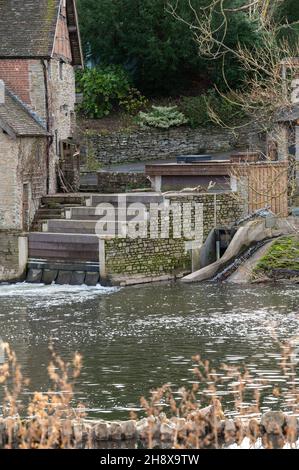 Ludlow Hydro-Stromsystem bei Ludford Mill am Fluss zahm in der Nähe des Hufeisenweges. Stockfoto