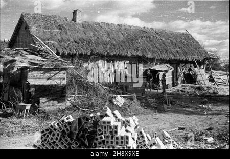 Okolice Warki, 1946-01-01. Zgodnie z programmem Odbudowy Gospodarczej Terenów Zniszczonych po II wojnie œwiatowej, przeprowadzane s¹ prace budowlane i porz¹dkowe we wsiach po³o¿Onych w pasie zniszczeñ. NZ. Zniszczone gospodarstwo. po/ms PAP/Jerzy Baranowski Warka, 1. Januar 1946. Entsprechend dem UN-Programm für den wirtschaftlichen Wiederaufbau zerstörter Gebiete helfen nach WW2 Bürger beim Wiederaufbau und der Organisation von Dörfern in zerstörten Gebieten. Im Bild: Eine zerstörte Farm. po/ms PAP/Jerzy Baranowski Stockfoto